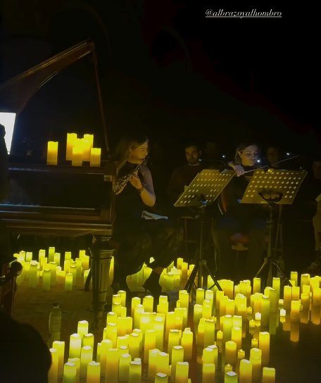 Músicos tocando entre cientos de velas en el Museo Diocesano y de Semana Santa de León